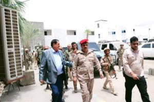 وزير الدفاع يتفقد إدارة أمن عدن