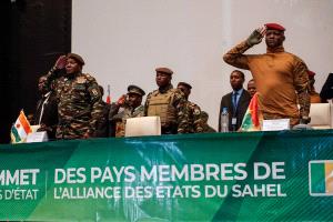 النيجر ومالي وبوركينا فاسو توقّع «معاهدة اتحاد» وتكرس القطيعة مع «إيكواس»
