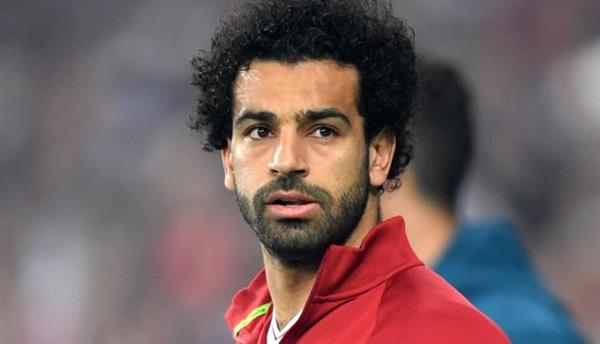 ملياردير مصري يسخر من مذيعة شهيرة كشفت "سر حلاقة محمد صلاح لشعره"!