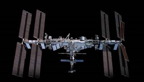 الرواد الروس يستبدلون بعض معدات أنظمة الطاقة في المحطة الفضائية