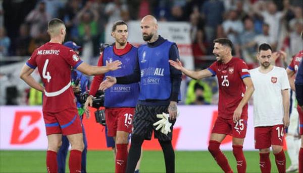 لاعب منتخب صربيا يشتبك مع مشجع في حانة قبل مغادرة "يورو 2024"