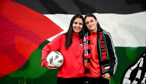 بالكوفية والأعلام.. استقبال حافل لمنتخب فلسطين للسيدات في إيرلندا