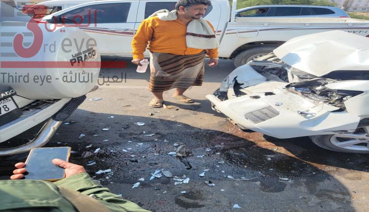 حادث جديد بسبب مطبات عدن... متى ستتوقف الإنجازات العشوائية؟