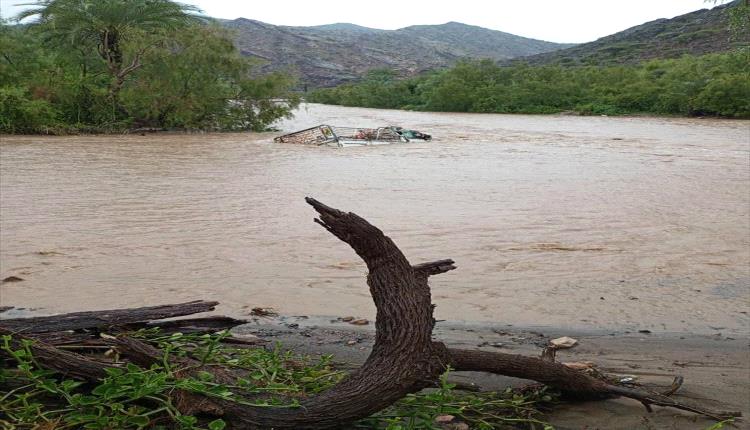 السيول تجرف سيارة مواطن بمنطقة الشط مديرية المضاربة
