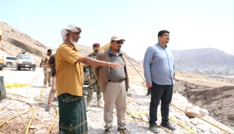 محافظ حضرموت يطلع على أعمال الانجاز بمشروع طريق “الدائري وسط” وكاسر الأمواج بكورنيش المحضار