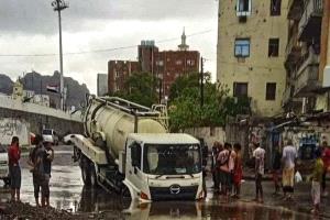 بين الإعلانات والواقع: عدن تكشف زيف مشاريع البنية التحتية تحت رشة مطر!