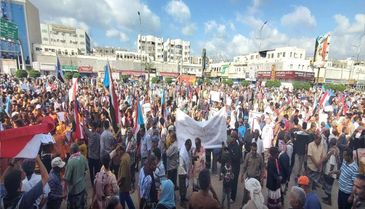 بالصور.. الآلاف يتوافدون إلى ساحة العروض بعدن للمشاركة في “مليونية نزع الحقوق”
