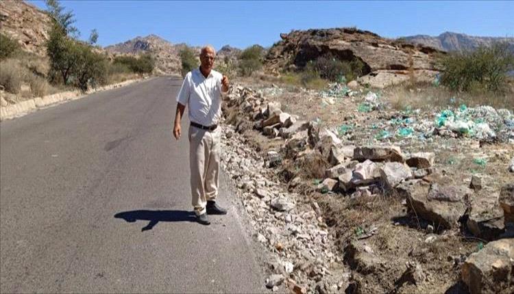 مدير عام الاشغال والطرق بالضالع يحذر مؤسسة الاتصالات من تعطيل طريق الشعيب
