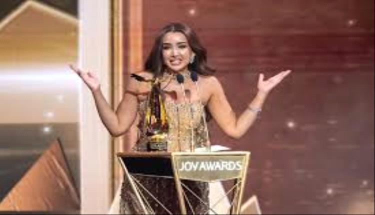 الجمهور يتفاعل مع عفوية هنا الزاهد على مسرح Joy Awards