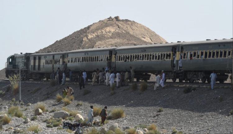 استهداف قطار واحتجاز مئات الرهائن.. ماذا يحدث في باكستان؟